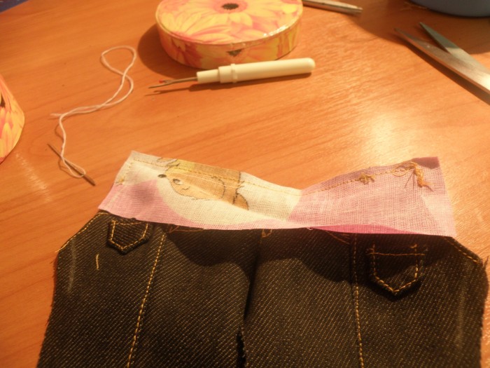 для формирования пояса пришейте полоску х/б ткани к поясу джинсов. ткань следует накладывать лицевой стороной на лицевую сторону брюк