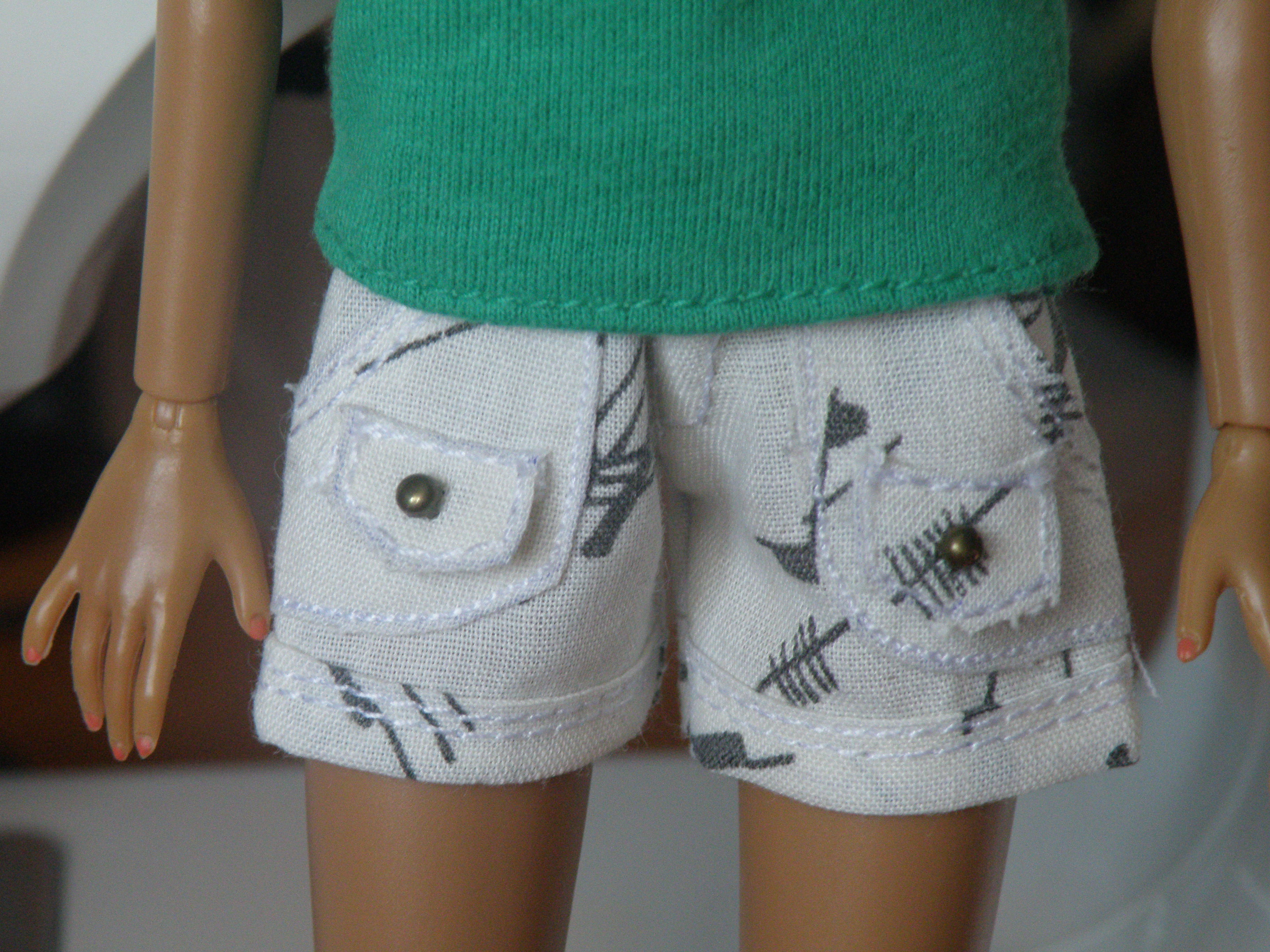 Шорты для куклы. Кукла Барби в шортах. Барби в шортах. Шортики для куклы.