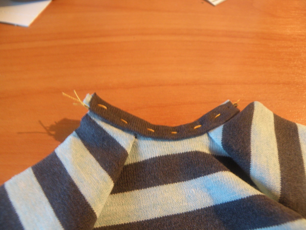 По выкройке вырежьте из ткани одну деталь переда, задняя часть должна быть разделена на пополам и два рукава. 