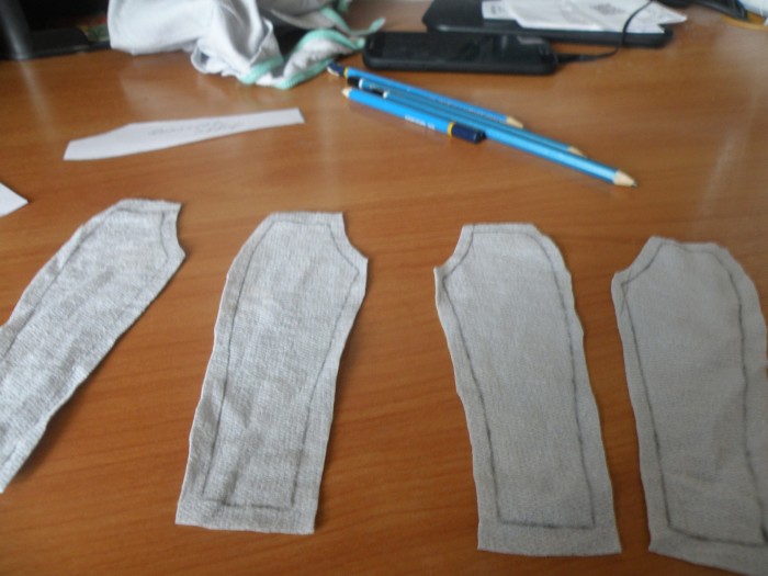 Вырежи из ткани 2 детали правой штанины и 2 детали левой штанины